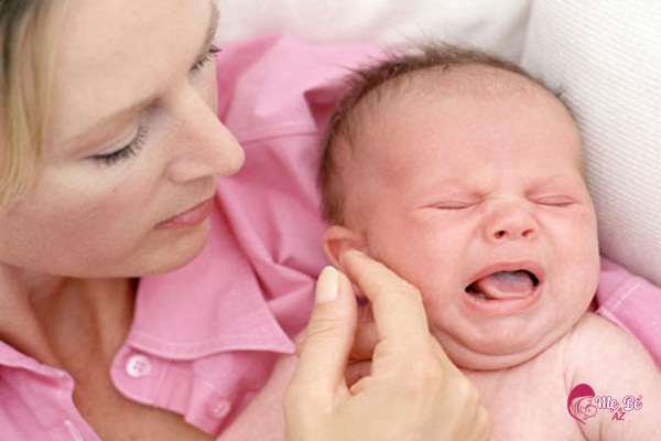 Trẻ sơ sinh bị sốt sau khi đi tiêm phòng sẽ có biểu hiện quấy khóc, khó chịu, thân nhiệt tăng 
