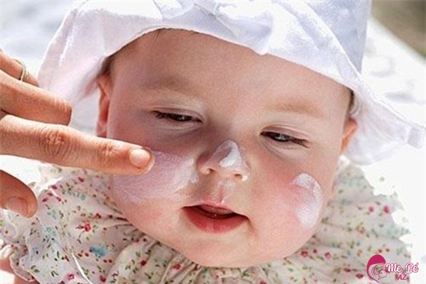 Chăm sóc da cho trẻ sơ sinh mùa thu đông lạnh bằng kem dưỡng ẩm 