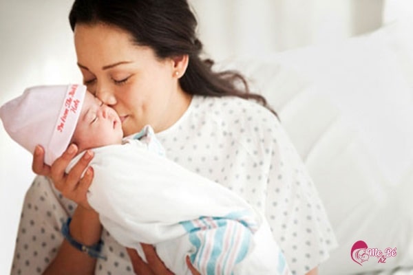 Sản hậu ra mồ hôi có phải dấu hiệu bất thường? Cách xử lý đơn giản!
