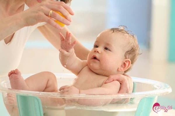 Tắm cho trẻ sơ sinh mỗi ngày 1 lần 