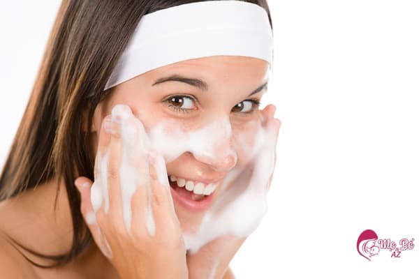 bà mẹ sau khi sinh có nên dùng sữa rửa mặt không
