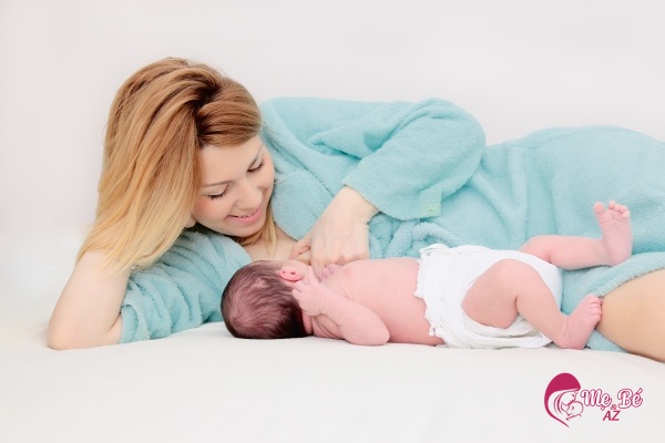 Đã làm mẹ nên biết cách cho con bú