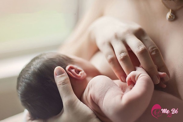 Cho trẻ sơ sinh bú đúng cách