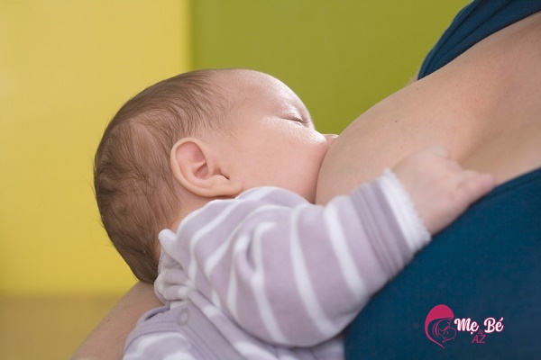 Nên cho con bú sữa mẹ hoàn toàn ít nhất trong 6 tháng đầu đời