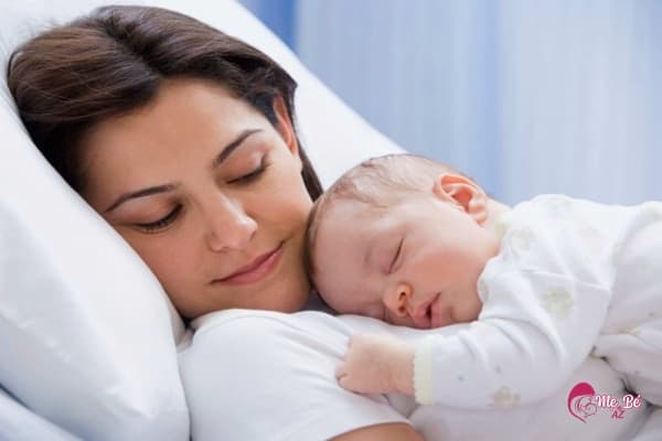 Nghỉ ngơi hợp lý, ngủ đủ giấc giúp mẹ giảm cân tự nhiên sau khi sinh
