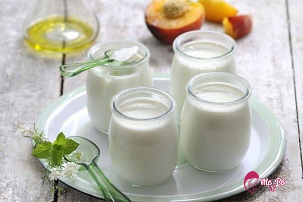 Ăn nhiều sữa chua hoa quả để cải thiện tình trạng khí hư màu vàng khi mang thai