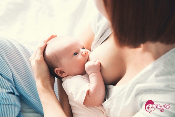 Cho con bú đúng cách sẽ kích thích tuyến sữa hoạt động mạnh hơn