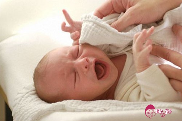 Sau khi trẻ sơ sinh tắm xong nên vệ sinh tai cho bé