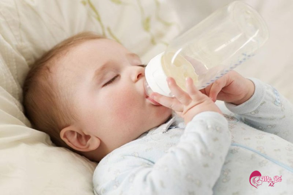 Câu hỏi muôn thuở: Có nên ép trẻ sơ sinh bú để con lớn nhanh?