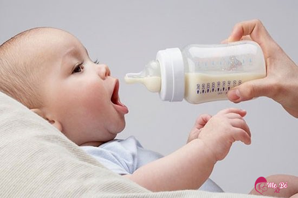 Câu hỏi muôn thuở: Có nên ép trẻ sơ sinh bú để con lớn nhanh?