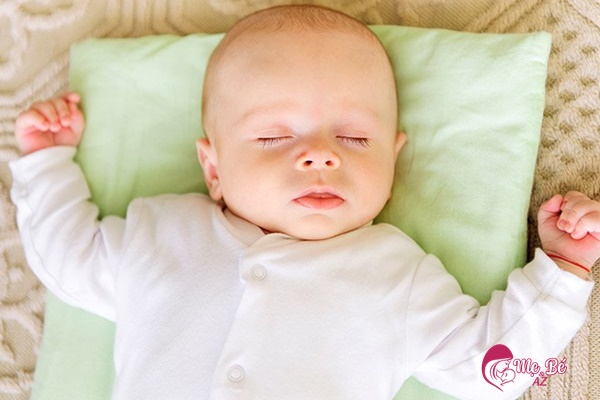 Rất nhiều người chưa biết có nên cho trẻ sơ sinh nằm gối không?