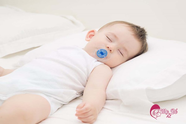 Không nên mua gối quá cứng hoặc quá mềm cho trẻ sơ sinh