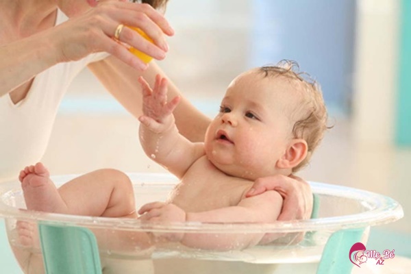 Hỏi - Đáp: Trẻ sơ sinh bị kê tắm hạt kê hay tắm gì?