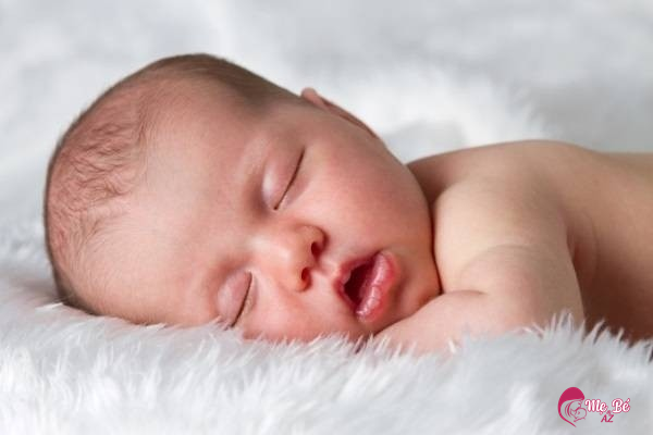 Trẻ sơ sinh ngủ nhiều bố mẹ có phải lo lắng không?