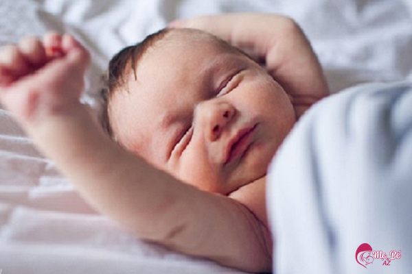 Trẻ sơ sinh ngủ nhiều bố mẹ có phải lo lắng không?