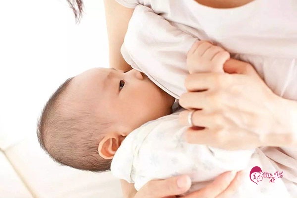 Đừng chủ quan khi trẻ sơ sinh sặc sữa - Những cách khắc phục mẹ nên bỏ túi