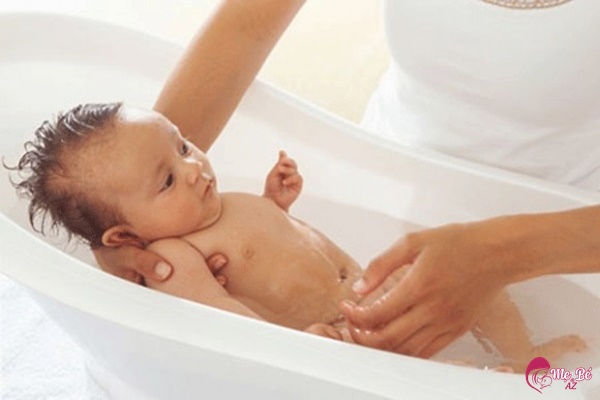 3 bước đơn giản khi cho trẻ sơ sinh tắm dầu tràm mẹ nên bỏ túi