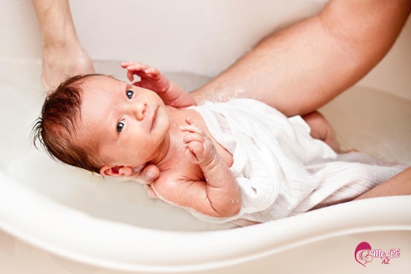 3 bước đơn giản khi cho trẻ sơ sinh tắm dầu tràm mẹ nên bỏ túi