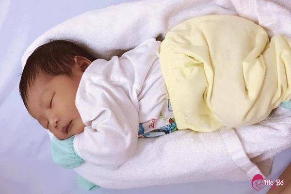 3 Tư thế ngủ cho trẻ sơ sinh giúp con ngoan giấc và phát triển