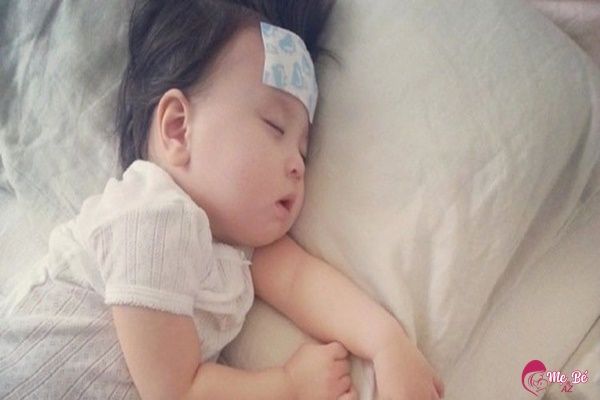 3 bước xử lý trẻ sơ sinh bị sốt sau tiêm phòng của chuyên gia
