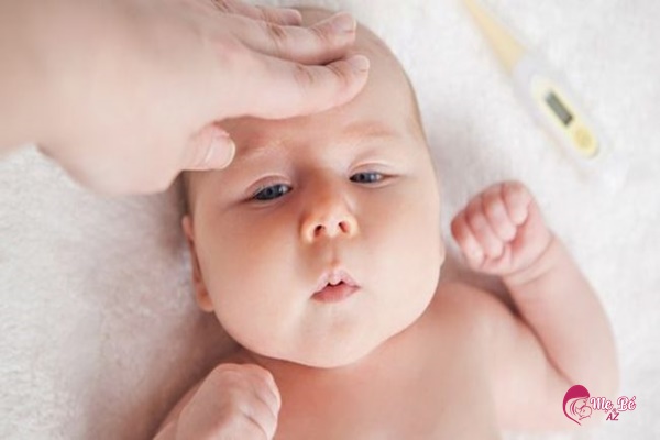 3 bước xử lý trẻ sơ sinh bị sốt sau tiêm phòng của chuyên gia