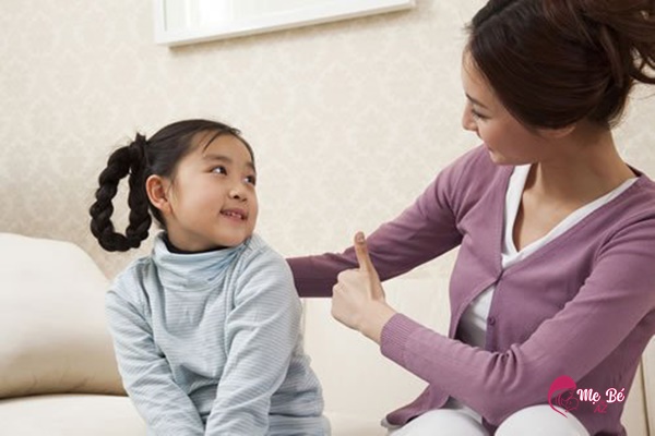 Khi bé bướng bỉnh mẹ nên kiên trì khuyên nhủ, giải thích cho con