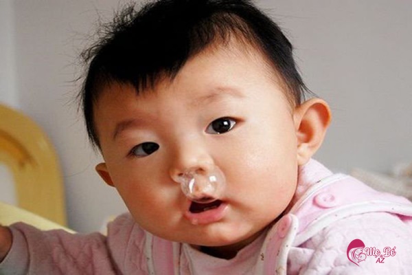 Rửa mũi hàng ngày cho bé