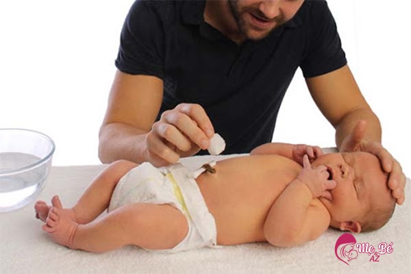 Vệ sinh đúng cách rốn trẻ khi bị chảy nước vàng, dịch nâu