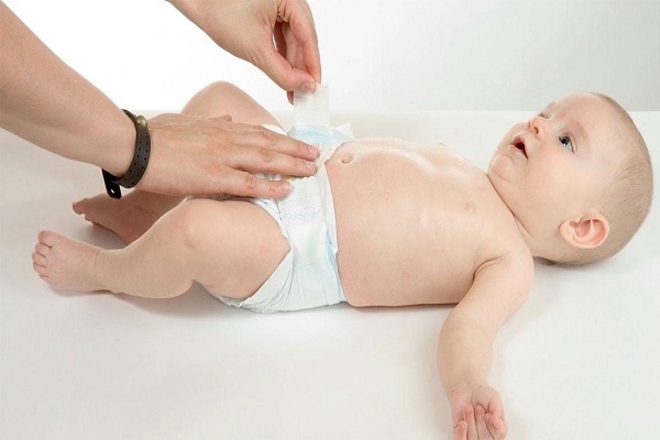 Mặc tã hoặc bỉm cho trẻ dưới rốn