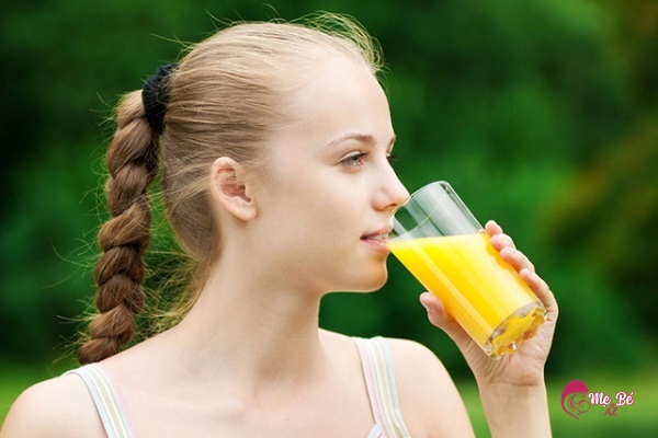Khi nào thì mẹ sau sinh mổ có thể uống được nước cam?