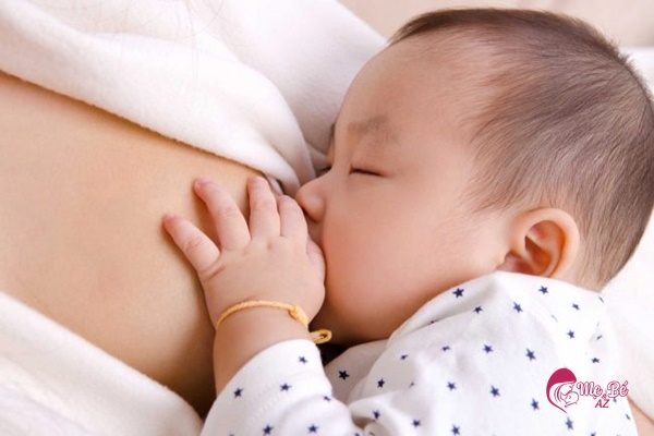 Cho trẻ bú sữa mẹ hoàn toàn để phòng ngừa tiêu chảy