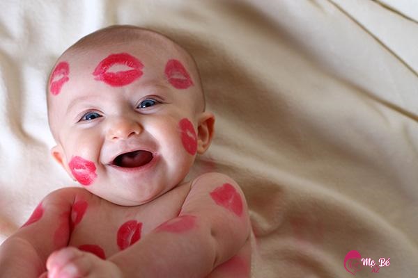 Hôn trẻ sơ sinh là thói quen của rất nhiều người lớn hiện nay