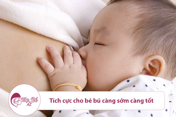 Mẹ tích cực cho bé bú sớm để kích thích tuyến sữa tiết sữa