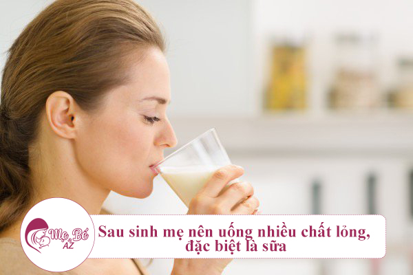 Sau sinh mẹ nên uống nhiều chất lỏng, đặc biệt là sữa
