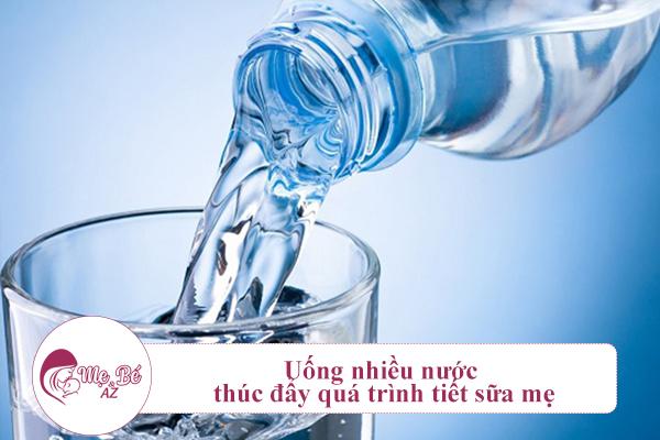 Uống nhiều nước thúc đẩy quá trình tiết sữa mẹ